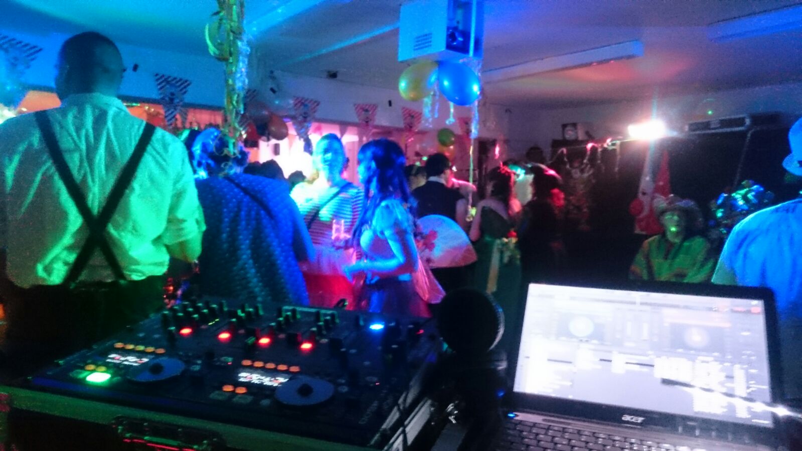 DJ Arne Winter als Hochzeiuts DJ mit Technik und perfekter Party-Stimmung 4