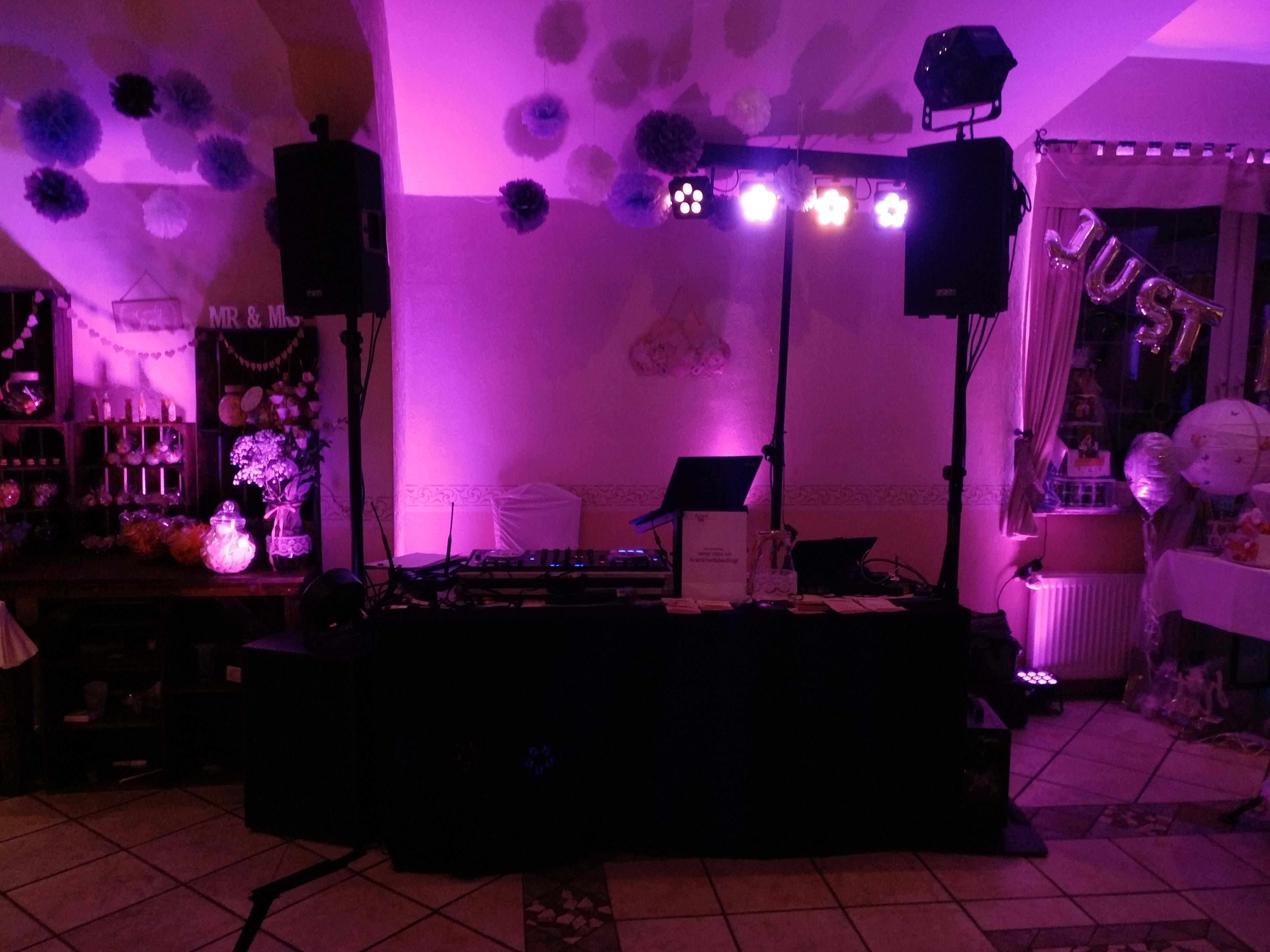 Technik und DJ Aufbau vor der Hochzeit