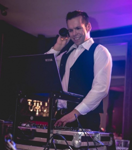 Hochzeits-DJ Arne Winter – DJ Pult in Location in Köln Hochzeits-DJ Arne Winter – DJ Pult in Location in Köln