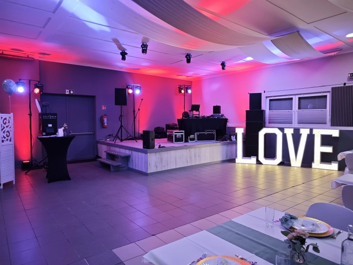 DJ Gummersbach - Aufbau der Technik in der Schützenhalle Gummersbach des Schützenverein Vollmerhausen 1928 e.V. DJ Gummersbach - Aufbau der Technik in der Schützenhalle Gummersbach des Schützenverein Vollmerhausen 1928 e.V.