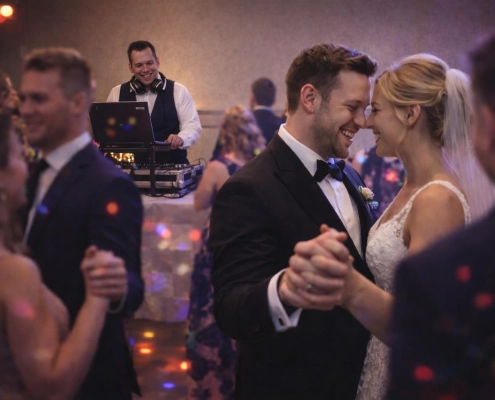 Hochzeit DJ Arne Winter mit tanzenden Gästen Hochzeit DJ Arne Winter mit tanzenden Gästen